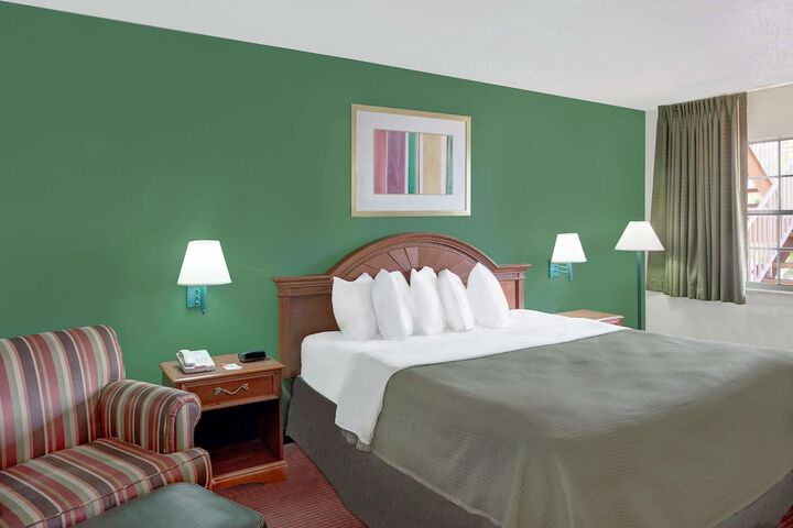 1 King Bed Accessible (7 of 11)