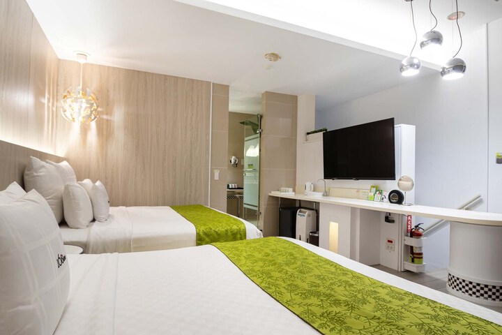 Room 14 of 37