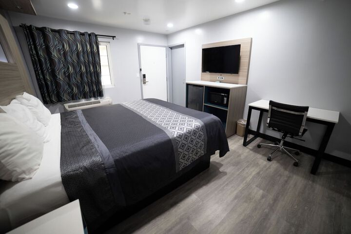 Double or Twin with Double Bed (13 of 13)