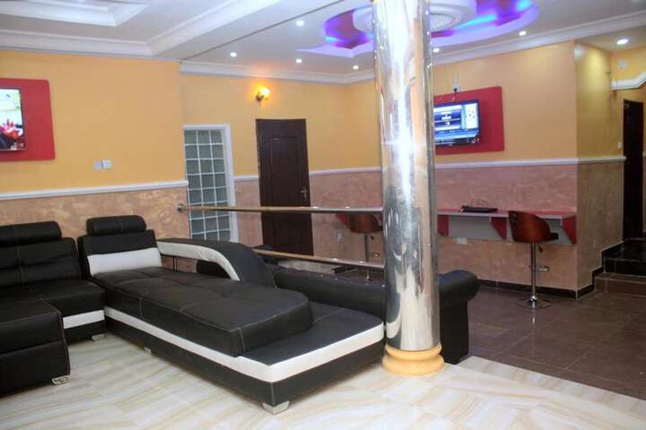 Lounge 13 of 13
