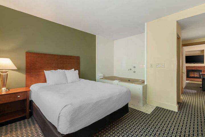 1 Queen Bed (4 of 31)