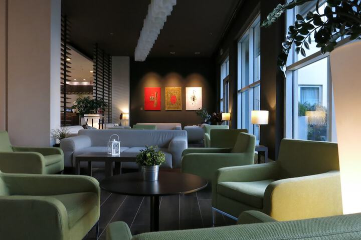 Lounge 64 of 75