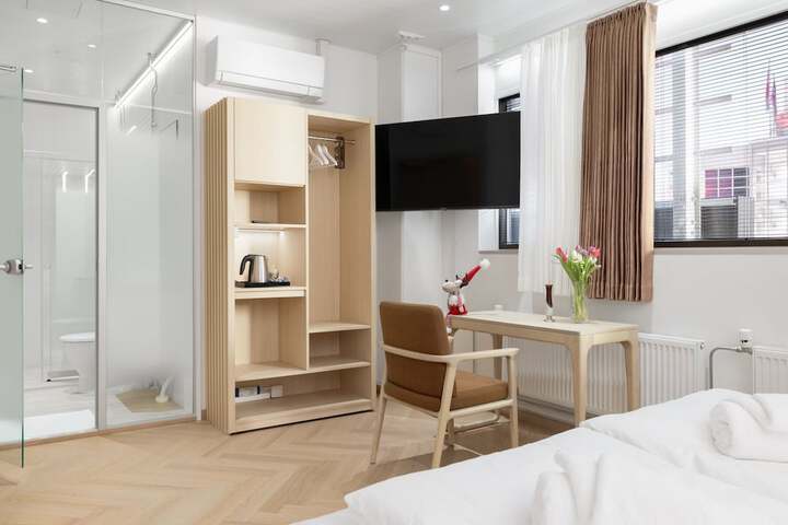 Room 32 of 75