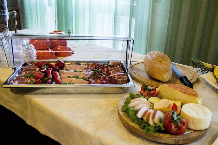 Dining 42 of 60
