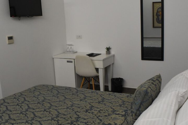 Room 13 of 37