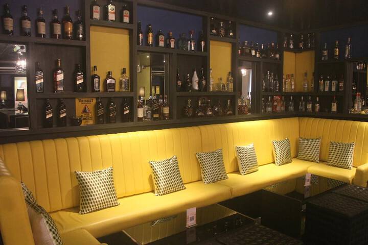 Lounge 37 of 49