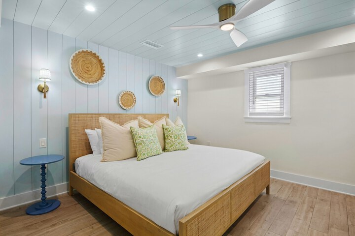Room 35 of 230