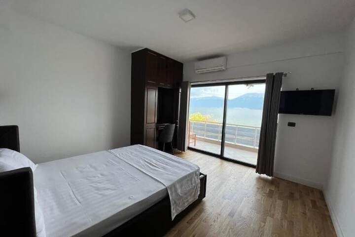 Room 9 of 32