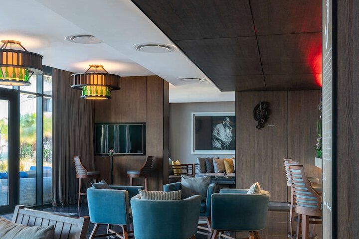 Lounge 255 of 309