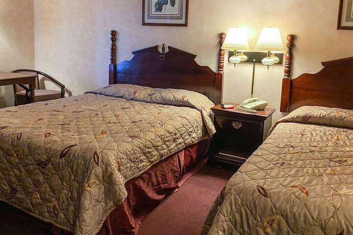 2 Queen Beds (10 of 10)