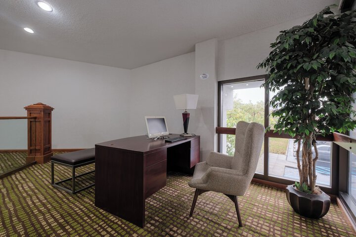Business Center 23 of 23