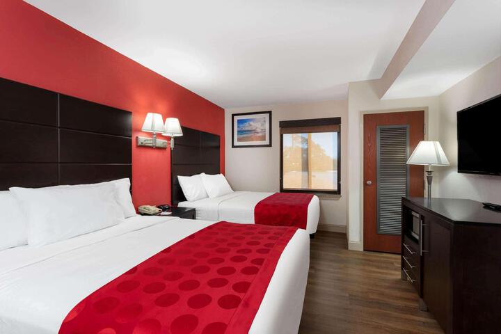 2 Queen Beds (4 of 5)