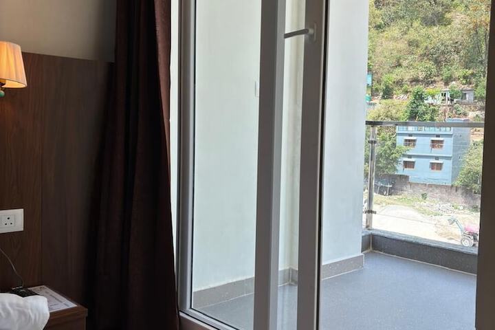 Room 14 of 27