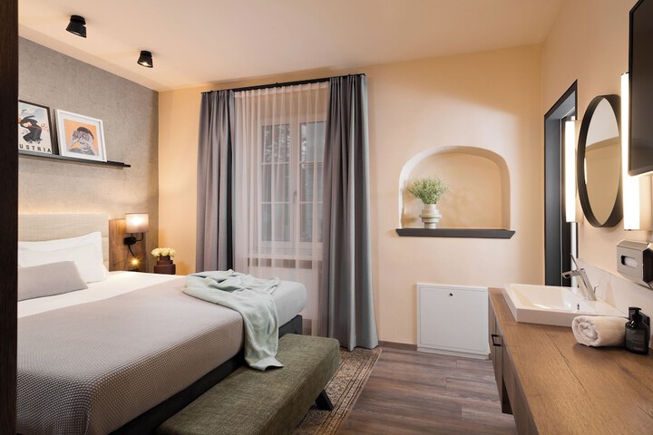Room 2 of 34