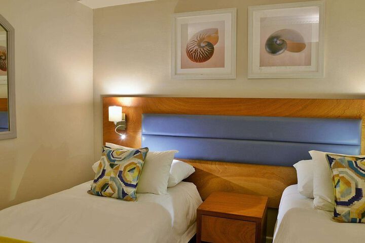Room 37 of 242