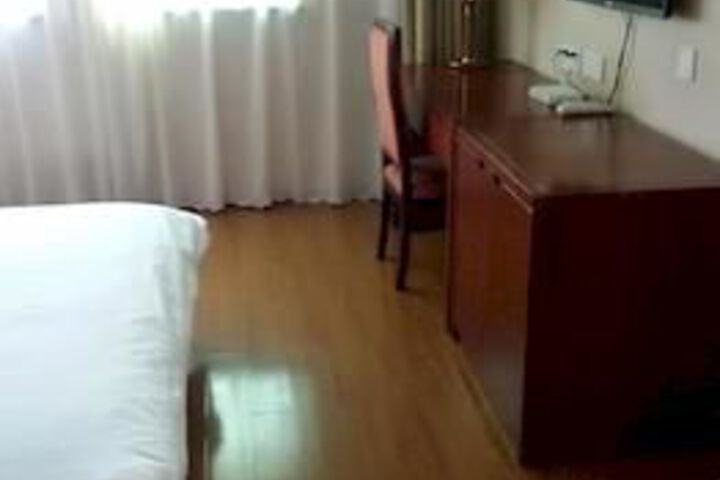 Room 6 of 10