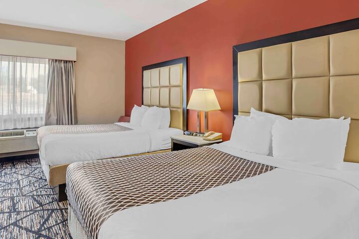 1 Queen Bed Pet Friendly Room Work Desk Sofa Microwave and Refrigerator WiFi Full Breakfast (28 of 31)