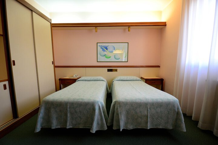 Room 9 of 36