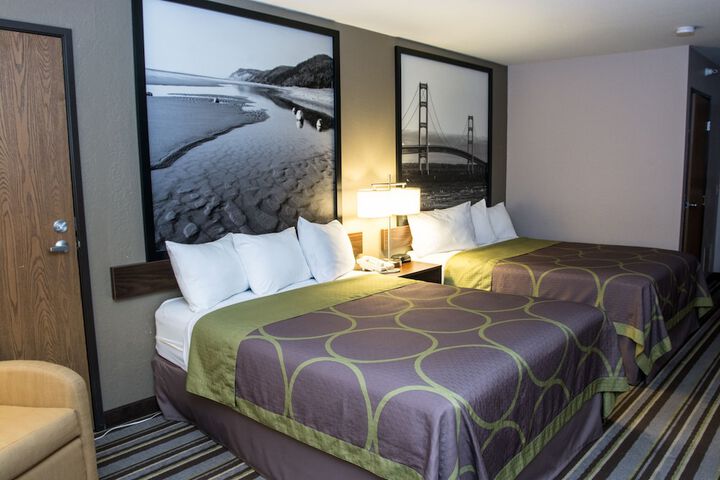 1 Queen Bed (11 of 17)
