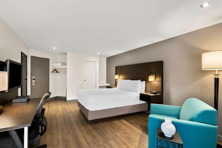 2 Double Beds Pillowtop Mattress Refrigerator, Coffee Maker High Speed Internet Accessible Desk Full Breakfast (8 of 14)
