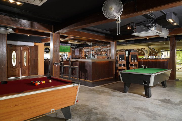 Lounge 100 of 135