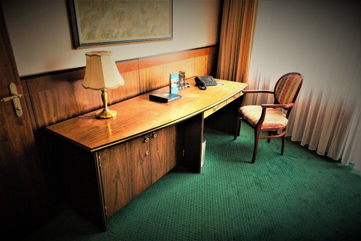Room 5 of 82