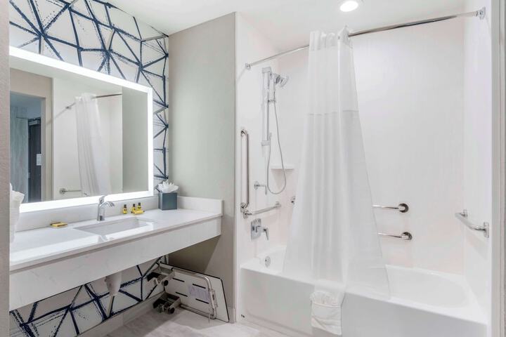 1 King Bed Microwave and Refrigerator Walk in Shower WiFi Full Breakfast (13 of 15)