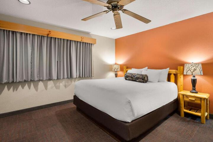 1 King Bed Sitting Area Microwave and Refrigerator Flat Screen Television Desk Full Breakfast (8 of 18)