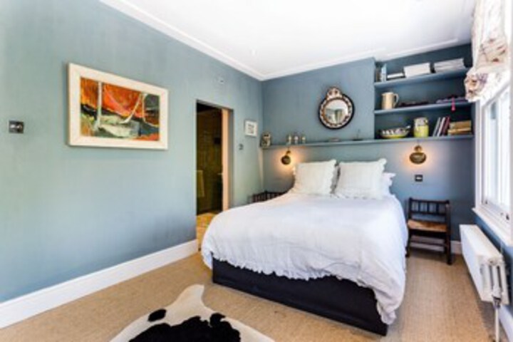 Room 6 of 8