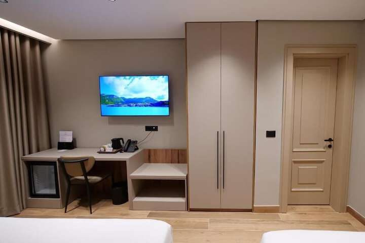 Room 33 of 77