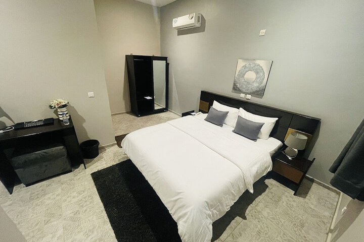 Room 27 of 42