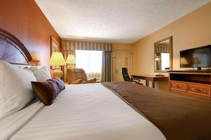 2 Queen Beds Microwave, Refrigerator WiFi Full Breakfast (2 of 10)