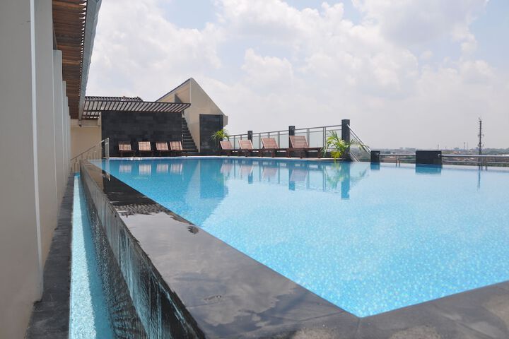 Pools & Facilities