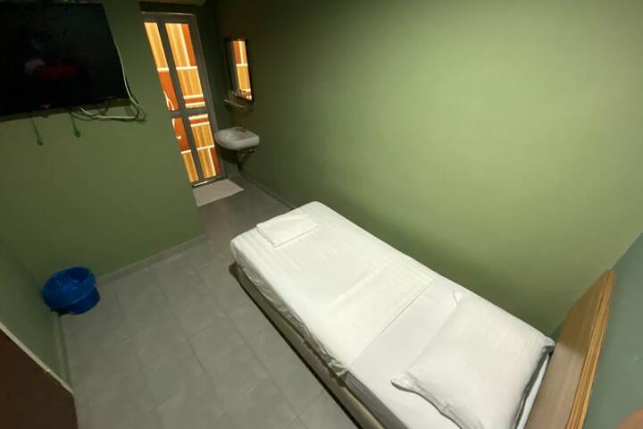 Room 6 of 31