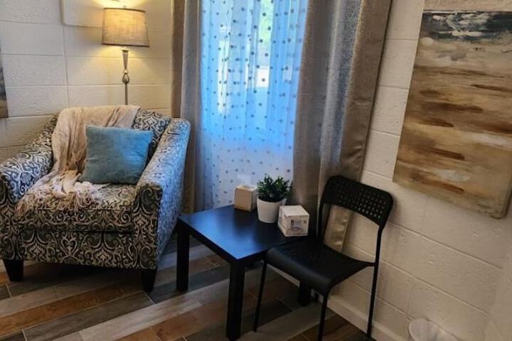 Classic Room 1 Queen Bed Refrigerator, Microwave (7 of 9)