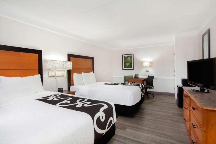 2 Double Beds (7 of 8)
