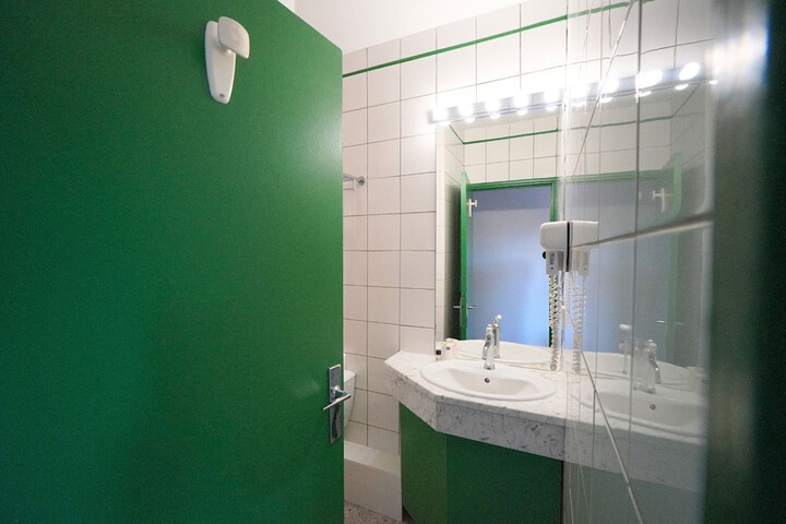 Room 100 of 119