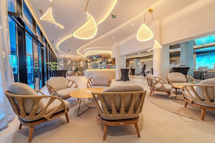 Lounge 63 of 83