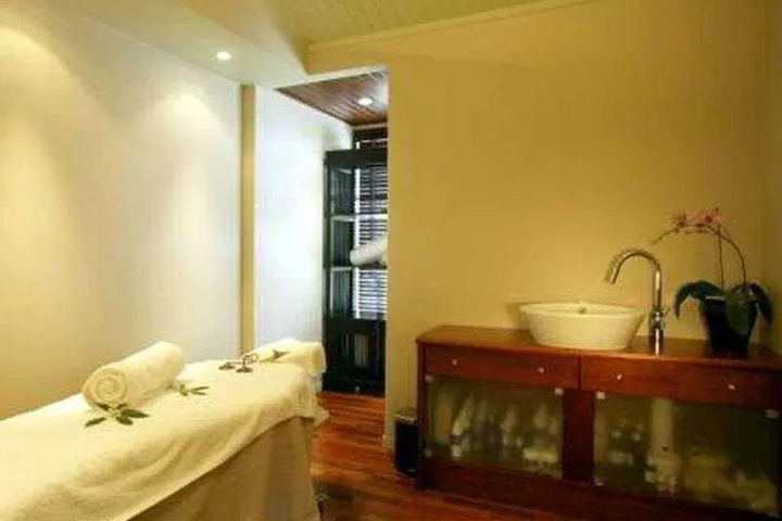 Room 2 of 6