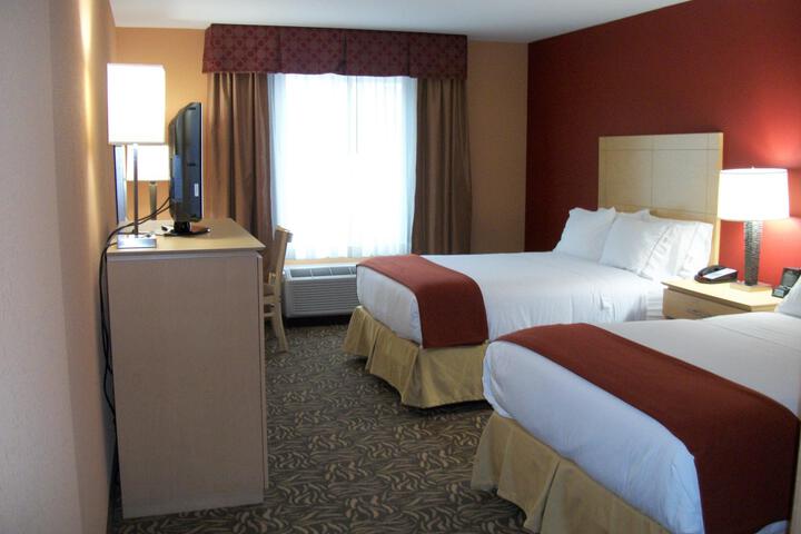 2 Queen Beds (1 of 4)