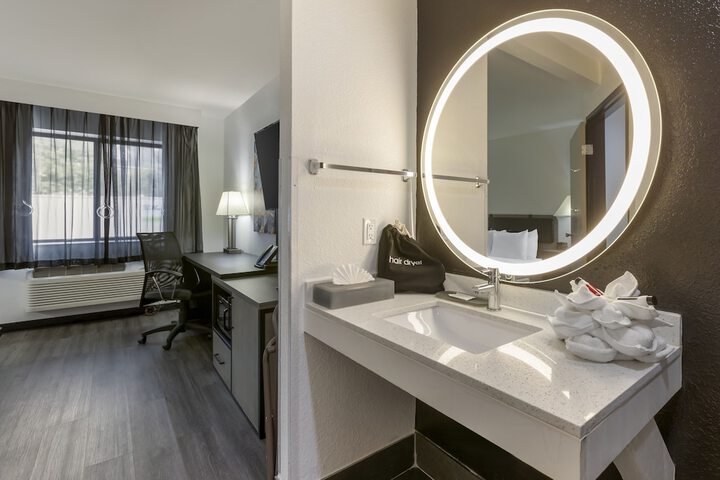 1 Queen Bed Mobility Hearing Accessible Room Roll in Shower (5 of 6)