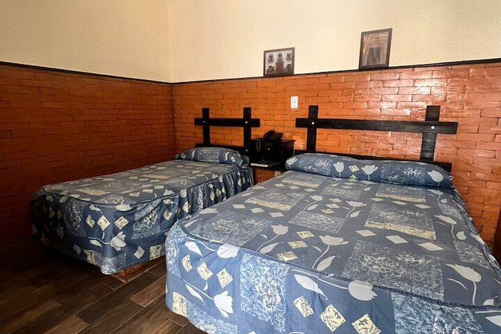 Room 6 of 8