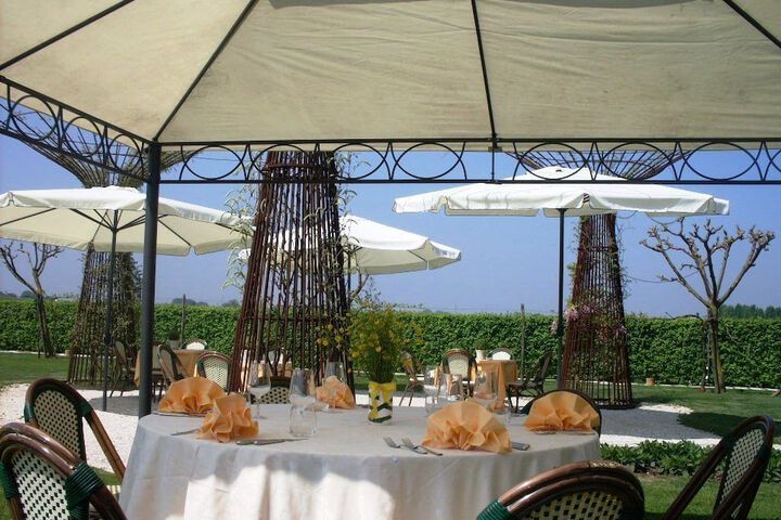 Dining 79 of 93