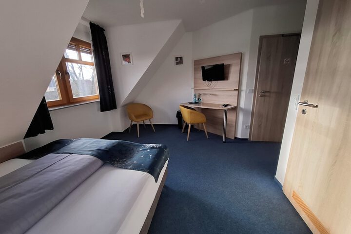 Room 4 of 18
