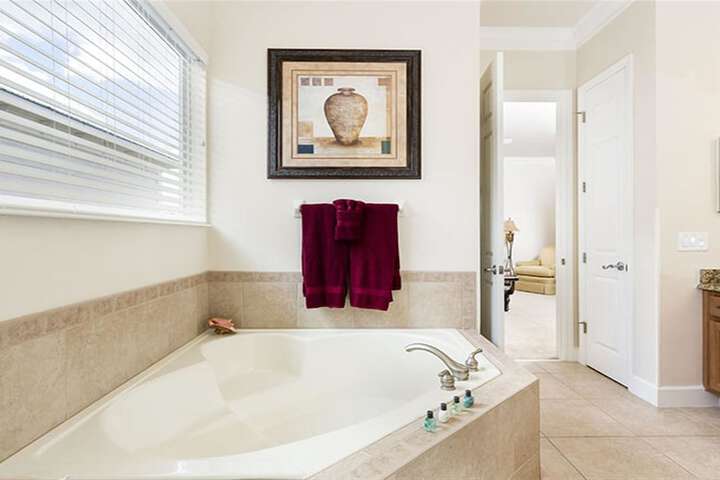 Hot Tub 9 of 32