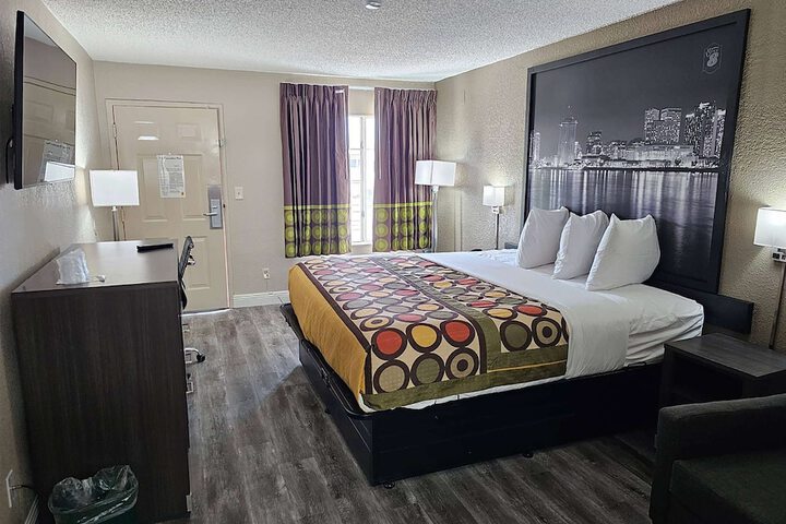 Room 6 of 14