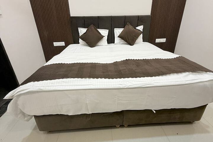 Room 15 of 36
