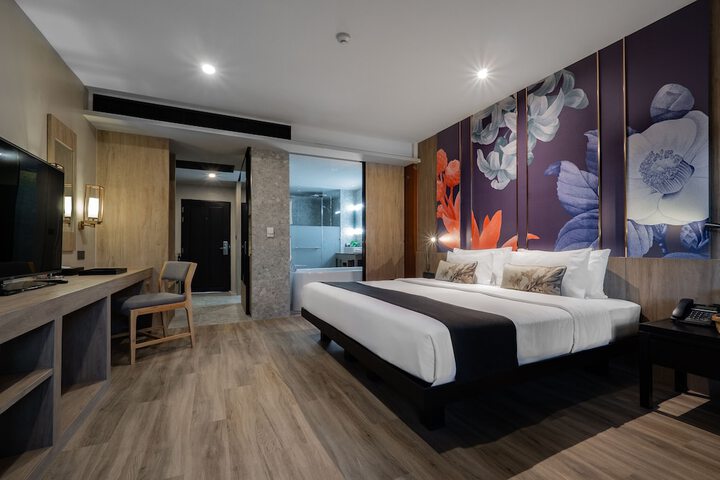 Room 8 of 83
