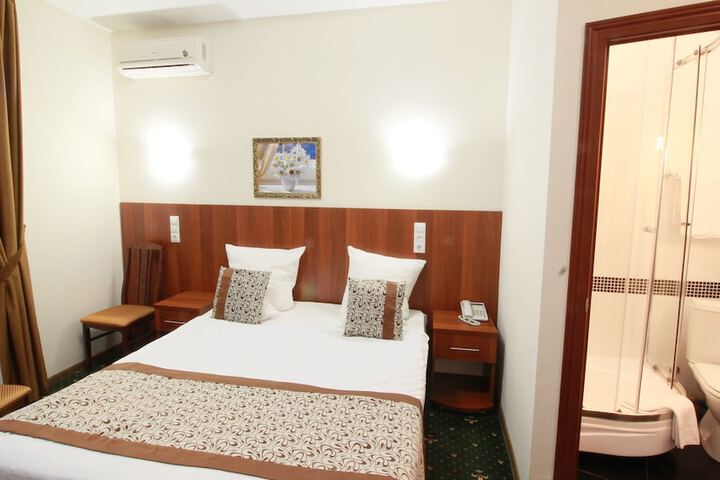 Room 17 of 38