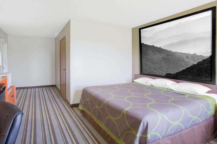 1 King Bed (8 of 22)